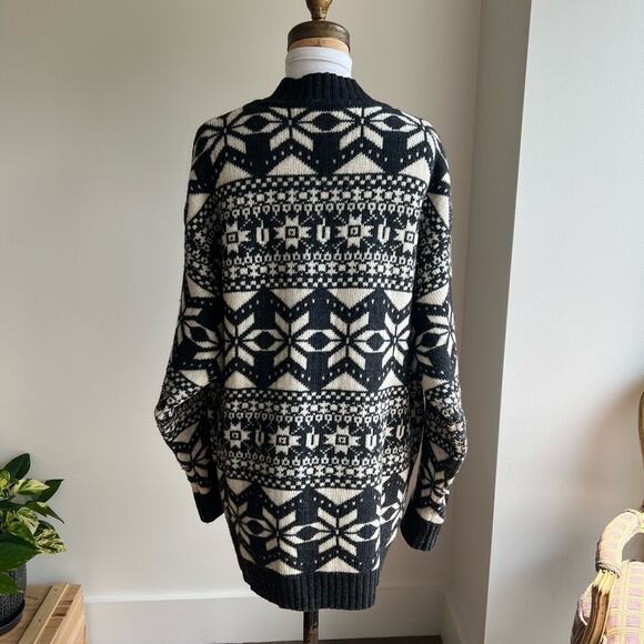 MENS 90’s VINTAGE VALENTINO JEANS ALPINE SWEATER BLACK AND WHITE - Picture 2 of 5